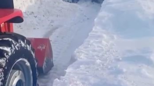 Sivas'ta yolcu midibüsü kara saplandı, mahsur kalanları muhtar kurtardı