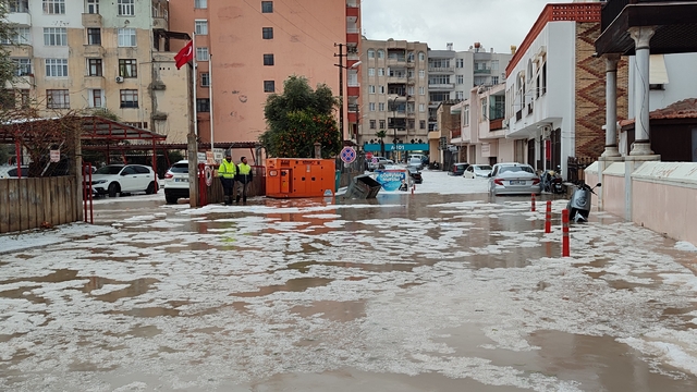 Mersin Silifke'de sağanak ve dolu etkili oluyor