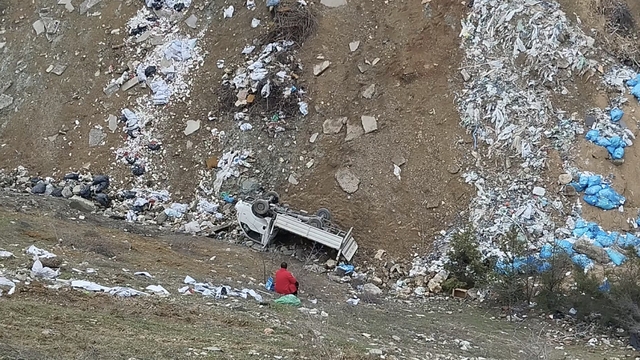 Kamyonet şarampole devrildi: 2 yaralı