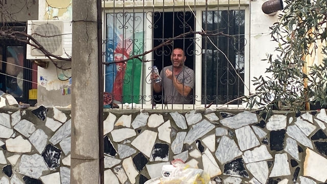 Tahliye esnasında kiracının 'binayı yakarım' iddiası ekipleri harekete geçirdi
Kiracıdan ev sahibine: "Kardeşlik böyle olmamalı"