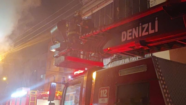 Denizli'de bir apartmanda çıkan yangında mahsur kalan 4 kişi kurtarıldı