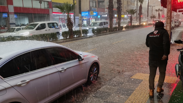 Silifke'de dolu felaketi: Sokaklar beyaza büründü, tarım alanları zarar gördü
