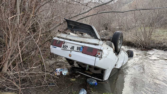 Yozgat'ta dere yatağına devrilen otomobilin sürücüsü yaralandı