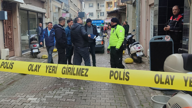 İzmir'de emlak ofisindeki silahlı kavgada 2 kişi yaralandı