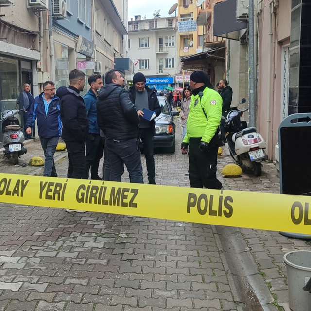 İzmir'de emlak ofisindeki silahlı kavgada 2 kişi yaralandı