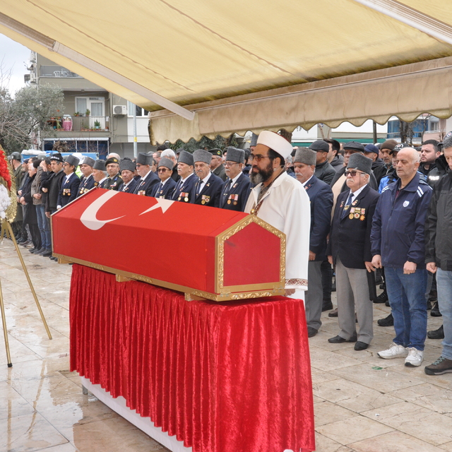 İzmirli Kıbrıs gazisi Salih Akdağ, son yolculuğuna uğurlandı