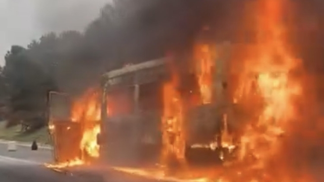 Osmaniye'de seyir halindeki servis minibüsü yandı