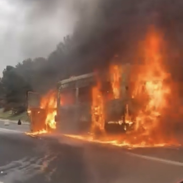 Osmaniye'de seyir halindeki servis minibüsü yandı