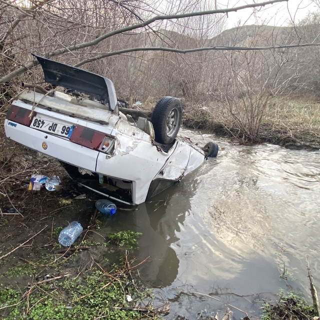 Otomobil dere yatağına uçtu, sürücü yaralandı