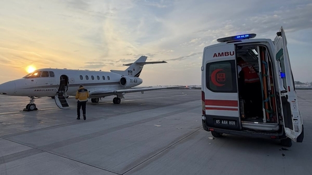 Van'da uçak ambulans bebek hastalar için havalandı