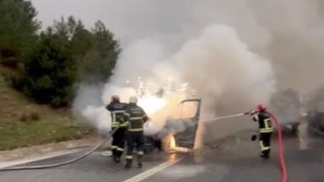 Osmaniye'de tarım işçilerini taşıyan minibüs yandı