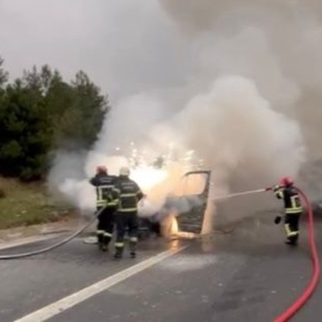 Osmaniye'de tarım işçilerini taşıyan minibüs yandı