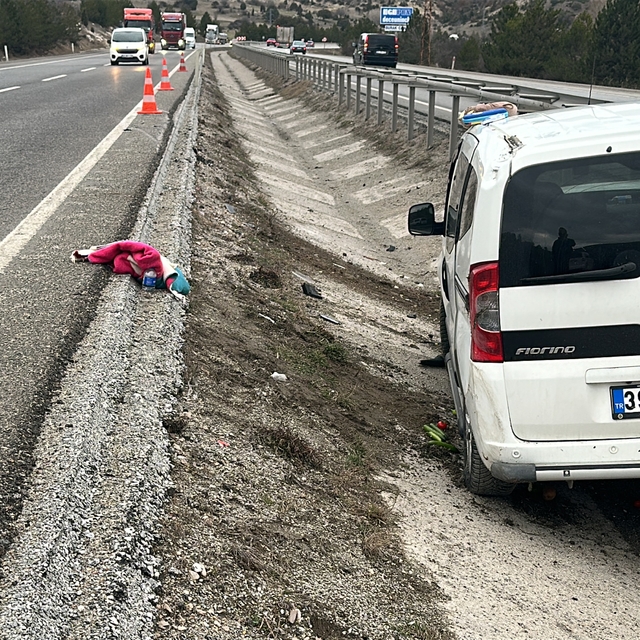 Kütahya'da hafif ticari araç refüjdeki su tahliye kanalına düştü; 2'si çocu...