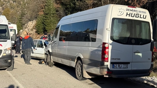 Konya'da minibüs ile otomobilin çarpıştığı kazada 1 kişi öldü, 1 kişi yaralandı