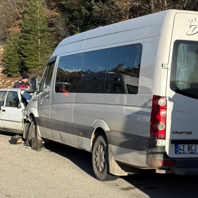 Konya'da minibüs ile otomobilin çarpıştığı kazada 1 kişi öldü, 1 kişi yaral...