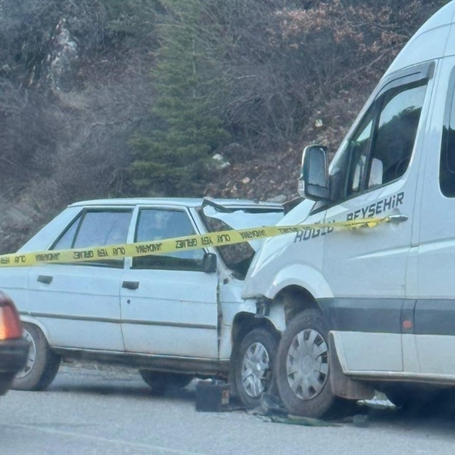 Konya'da otomobil ile yolcu minibüsü çarpıştı: 1 ölü, 1 yaralı