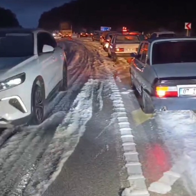 Kaş-Demre kara yolunda dolu ulaşımı aksattı