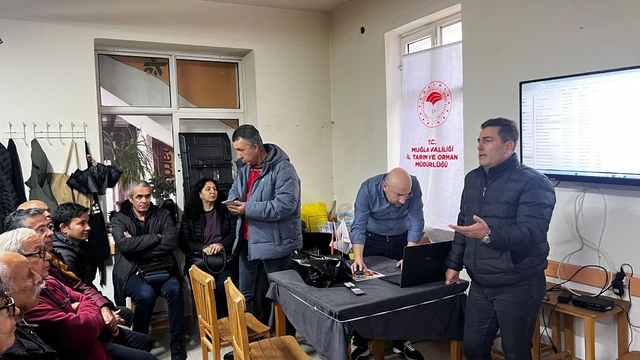 Datça'da badem üreticilerine hastalık ve zararlılarla mücadele eğitimi verildi