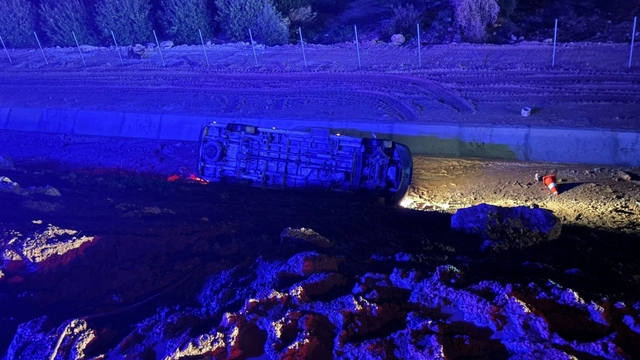 Mersin'de minibüsün uçuruma yuvarlanması sonucu 1'i ağır 13 kişi yaralandı