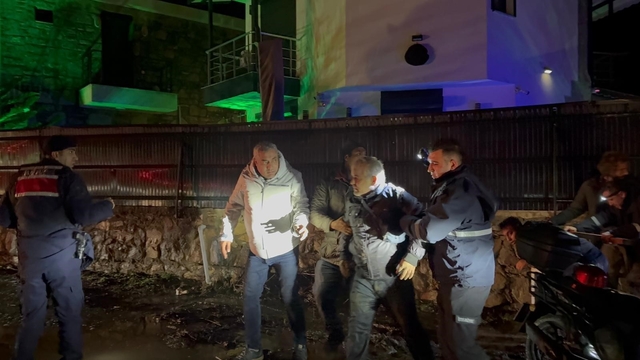 Datça'da sele kapılan sürücü, çalıya tutunarak hayatta kaldı
Taşan derede araç sürüklendi, sürücü son anda kurtuldu