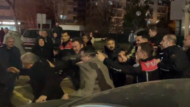 Cinayet davası sonrası adliye önü karıştı, polis müdahale etti: 4 yaralı, 12 gözaltı