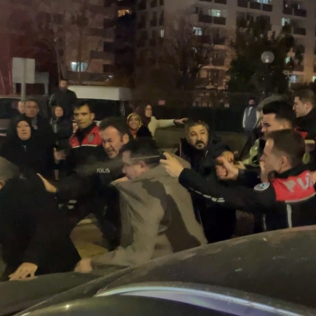 Cinayet davası sonrası adliye önü karıştı, polis müdahale etti: 4 yaralı, 1...