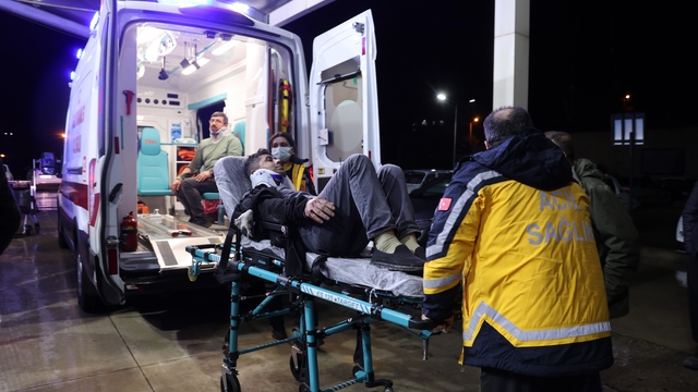 Adana'da fabrika işçilerini taşıyan minibüs devrildi: 13 yaralı