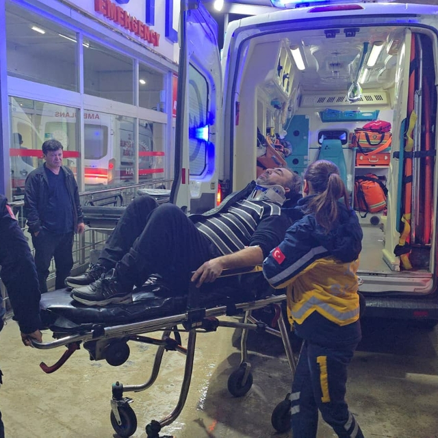 Adana'da işçi servisi minibüsü devrildi; 13 yaralı