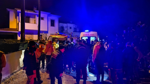 Datça'da sele kapılan aracın sürücüsü ağaç dalına tutunarak hayatta kaldı