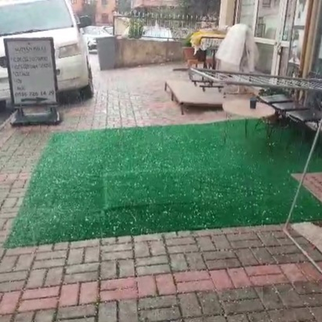 Alanya'da sağanak yağış yerini doluya bıraktı