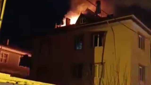 Bursa'da 3 katlı binanın çatısında yangın