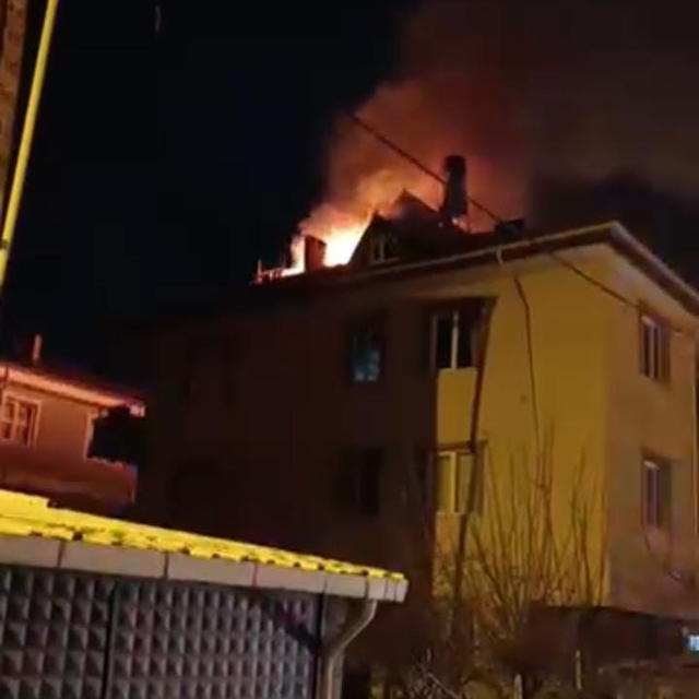 Bursa'da 3 katlı binanın çatısında yangın