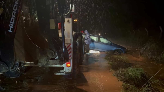 Marmaris'i sağanak yağış vurdu, araçlar suda mahsur kaldı