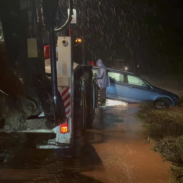 Marmaris'i sağanak yağış vurdu, araçlar suda mahsur kaldı