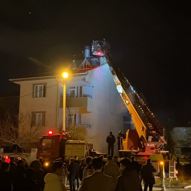 Bursa'da üç katlı binanın çatısı yandı