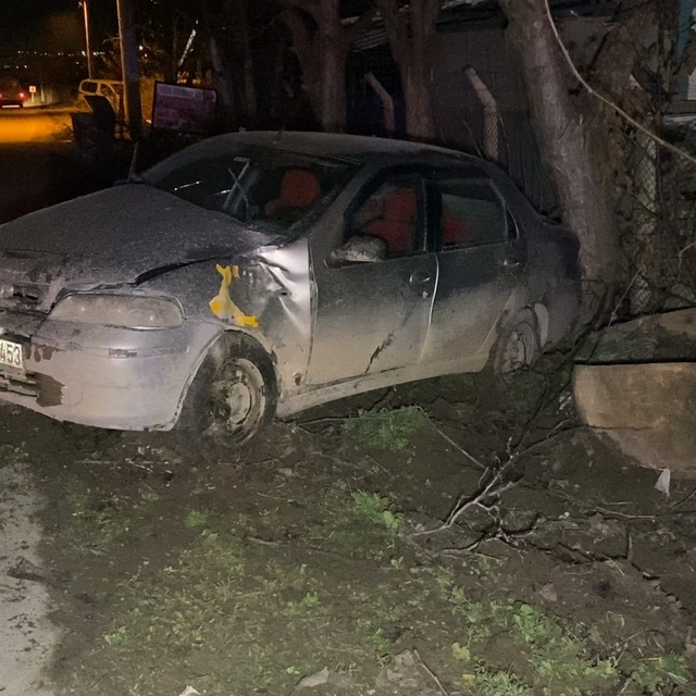 Bursa'da otomobil ağaca çarptı: 4 yaralı