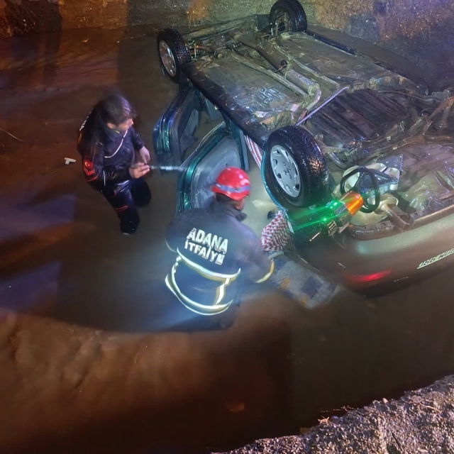 Adana'da dereye düşen otomobil sürücüsü yaralandı