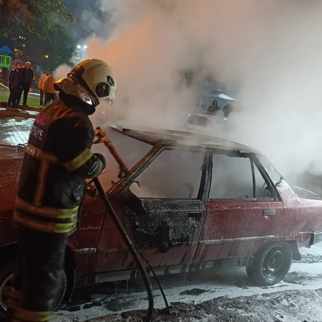 Adana'da park halindeki otomobilde çıkan yangın söndürüldü