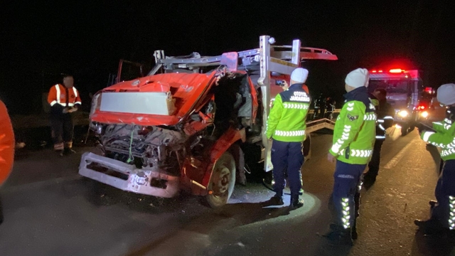 TEM'de vinç destekli kurtarma: Taşıdığı araçla çarptığı tır arasında sıkıştı
Kabine sarkan aracı vinç tuttu, itfaiye sürücüyü kurtardı