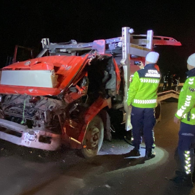TEM'de vinç destekli kurtarma: Taşıdığı araçla çarptığı tır arasında sıkışt...