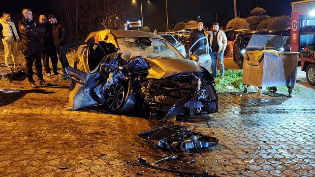 Bursa'da iki otomobil kafa kafaya çarpıştı: 3 yaralı