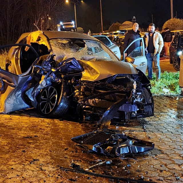 Bursa'da iki otomobil kafa kafaya çarpıştı: 3 yaralı