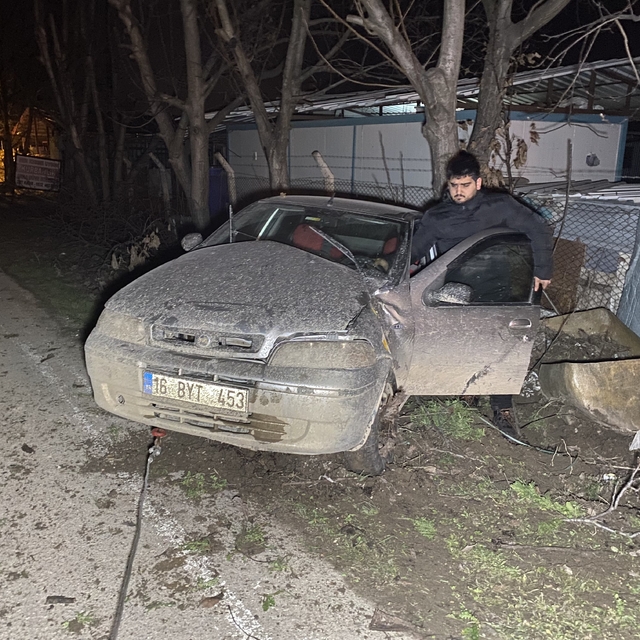 Kontrolden çıkan otomobil ağaca çarptı: 4 yaralı