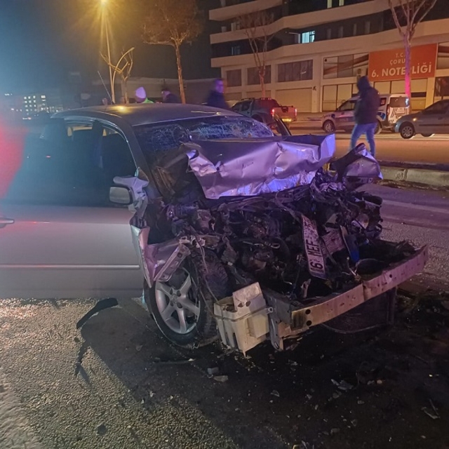 Çorum'da çekiciye arkadan çarpan otomobilin sürücüsü yaralandı