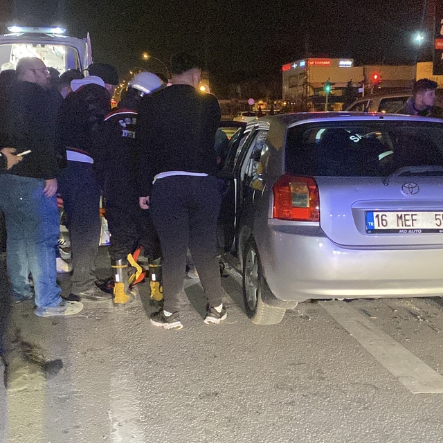 Çekici ile çarpışan otomobil hurdaya döndü: Ekipler yaralı sürücü için zama...