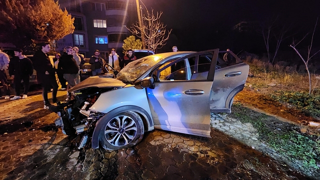 İki aracın kafa kafaya çarpıştığı feci kazada can pazarı: 3 ağır yaralı