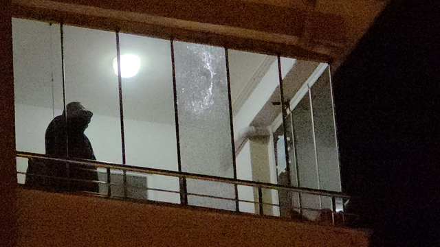 Yorgun mermi 5'inci kattaki dairenin balkonuna isabet etti