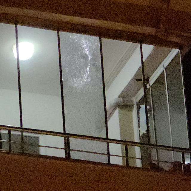 Yorgun mermi 5'inci kattaki dairenin balkonuna isabet etti