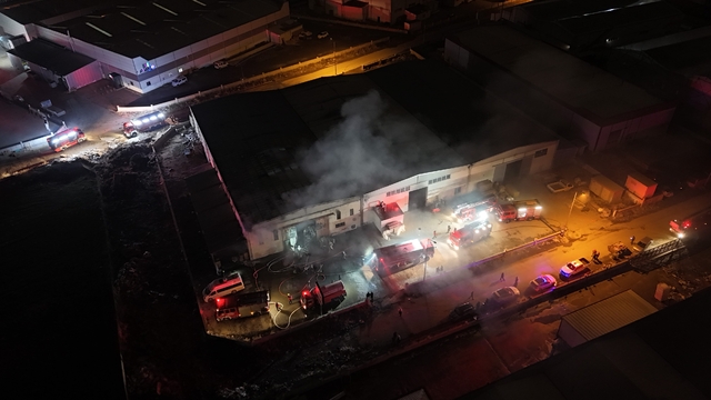 Kayseri'de mobilya fabrikasında yangın
Yangın 1 saatte kontrol altına alınırken, soğutma çalışmaları sürüyor