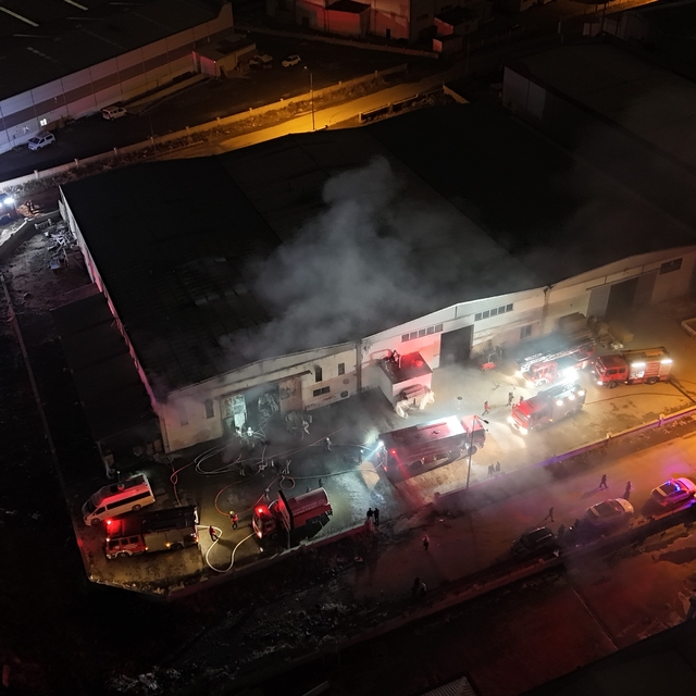 Kayseri'de mobilya fabrikasında yangın
Yangın 1 saatte kontrol altına alını...